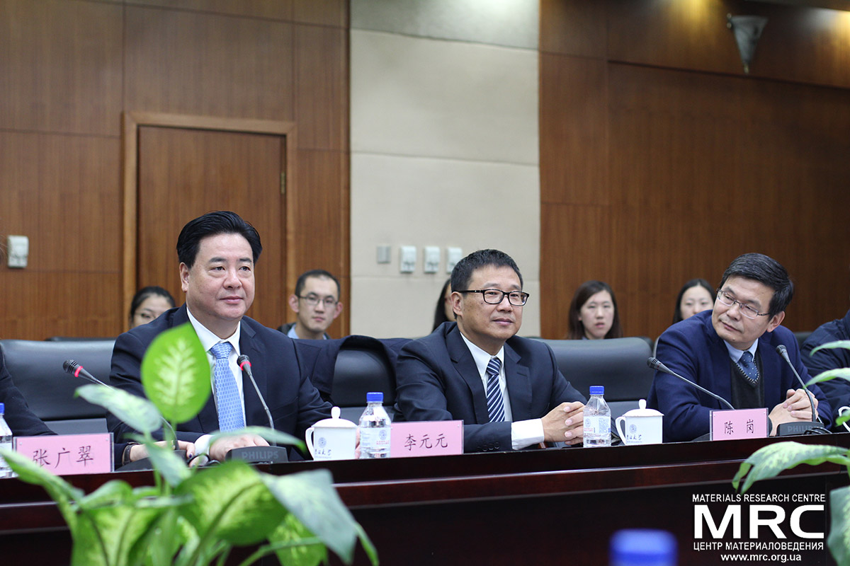 From left to right: Presiden of JLU Li Yuanyan, prof. Wei Yingjin, director of Key Lab of Physics and Technology for Advanced Batteries (Ministry of Education) and vice president of JLU prof. Zheng Weitao